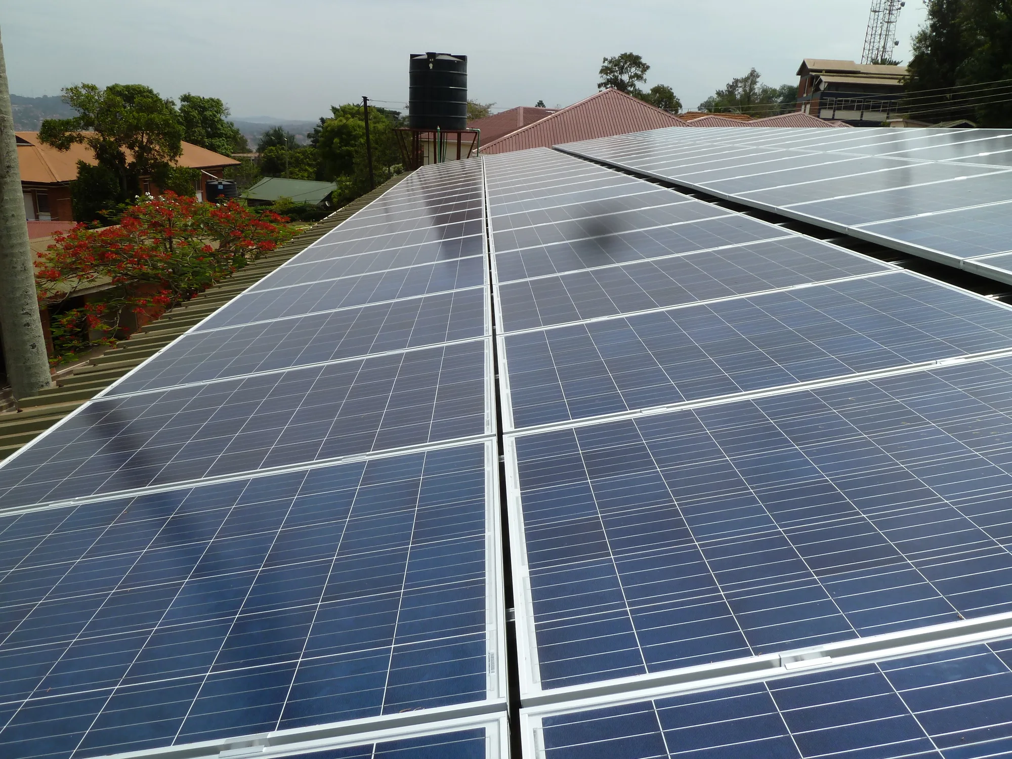 Rooftop solar panel array